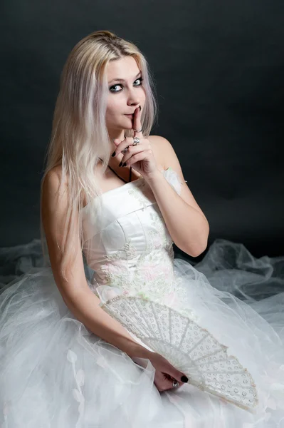 Siyah zemin üzerine beyaz elbiseli güzel kız — Stok fotoğraf