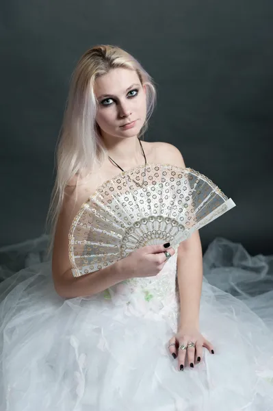 Hermosa chica en vestido blanco sobre fondo negro — Foto de Stock