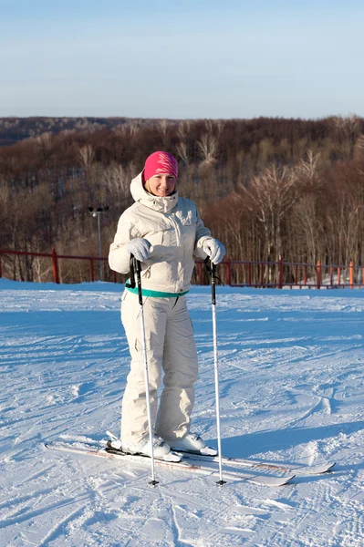 Лыжник Стоит Склоне — стоковое фото