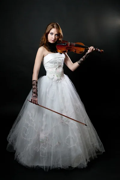 Chica en vestido blanco con violín — Foto de Stock