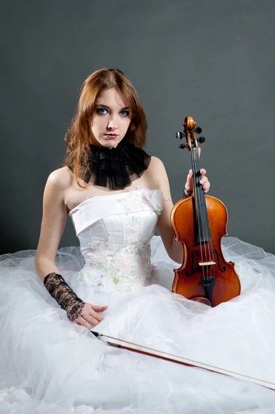 Menina Vestido Branco Com Violino Fundo Preto — Fotografia de Stock