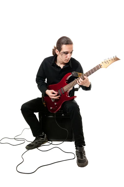 年轻的吉他手在白色背景上的红色吉他 — 图库照片
