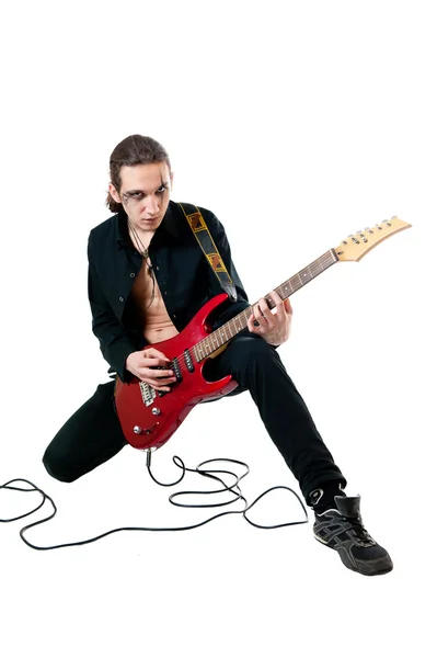 年轻的吉他手在白色背景上的红色吉他 — 图库照片