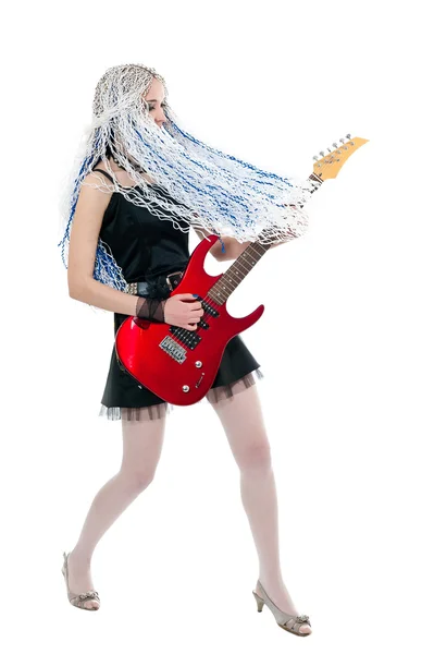 Κορίτσι κιθαρίστας με κόκκινο κιθάρα — Φωτογραφία Αρχείου