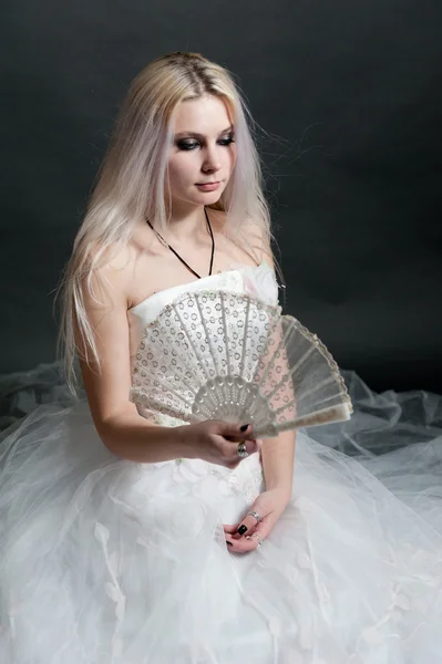 Siyah Zemin Üzerine Beyaz Elbiseli Güzel Kız — Stok fotoğraf