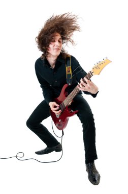 beyaz zemin üzerine kırmızı gitar ile genç gitarist