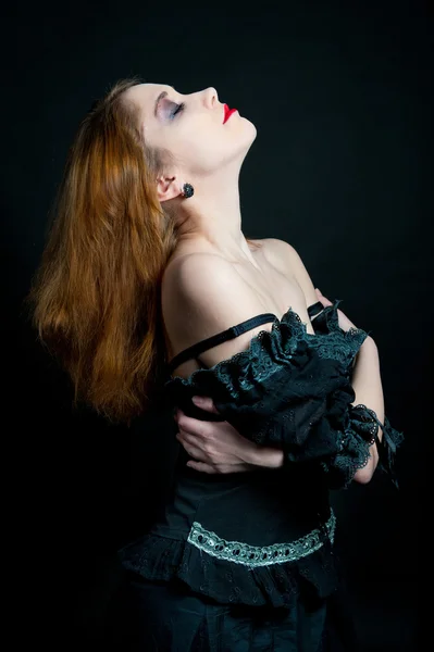 Gothic κορίτσι σε μαύρο φόρεμα — Φωτογραφία Αρχείου