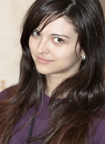 Portrét krásné mladé dospívající dívka s úsměvem — Stock fotografie
