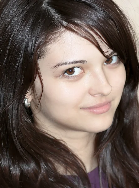 Retrato de uma bela jovem adolescente sorrindo — Fotografia de Stock