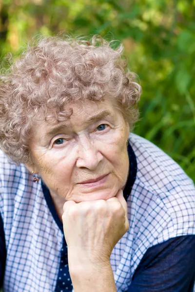 Närbild porträtt av en äldre kvinna som ler utomhus — Stockfoto