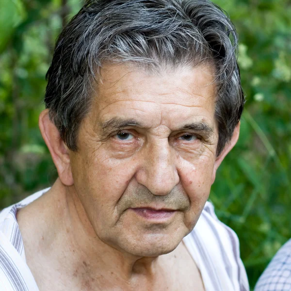 Detailní portrét starého muže s úsměvem venkovní — Stock fotografie