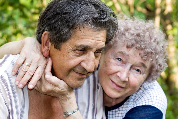 Felicidade real do abraço de idosos — Fotografia de Stock