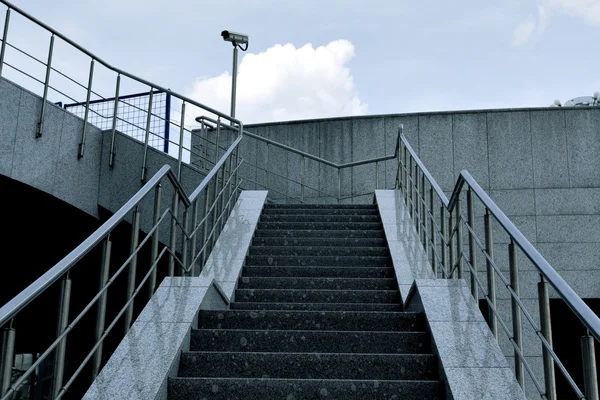 Modern ofis Merkezi mavi merdiven — Stok fotoğraf