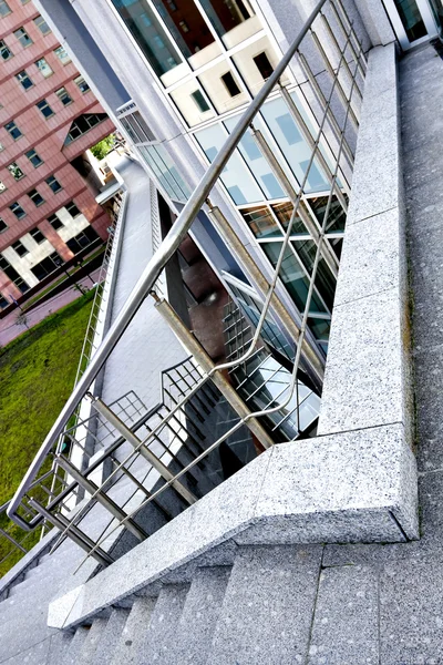 Mraky v zasklené panelu mrakodrapu — Stock fotografie