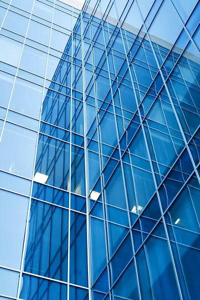 Vue perspective gratte-ciel en verre moderne — Photo