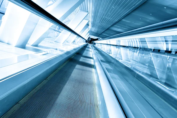 Κινείται κυλιόμενες σκάλες στο αεροδρόμιο — Φωτογραφία Αρχείου