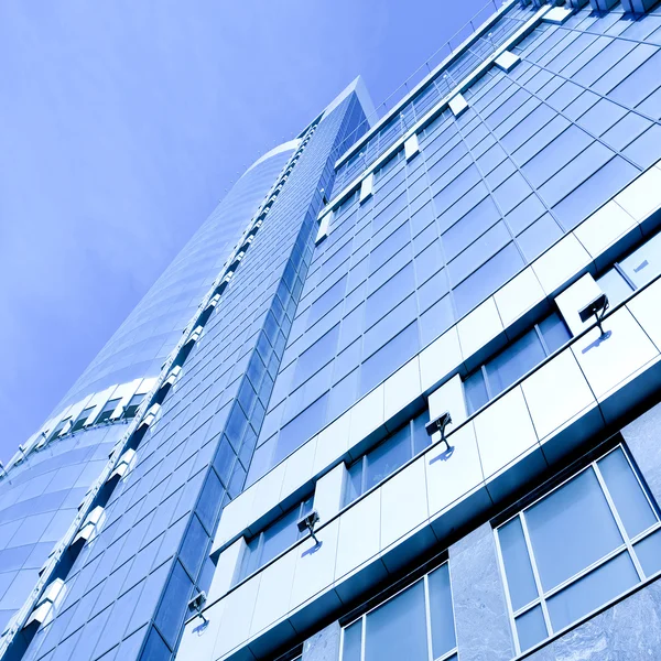 全景视图为蓝色商务玻璃现代全景 skyscra — 图库照片