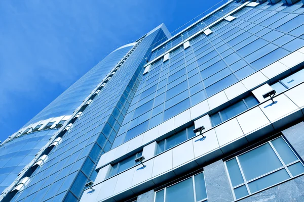 Perspectief weergave op zakelijke glas moderne panoramische skyscra blauw — Stockfoto