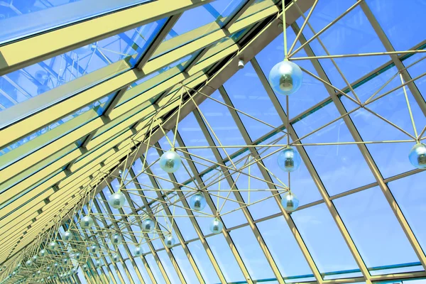 Glasgelber Korridor im Büro — Stockfoto