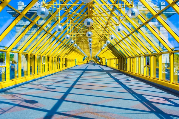 Желтый коридор в офисе — стоковое фото