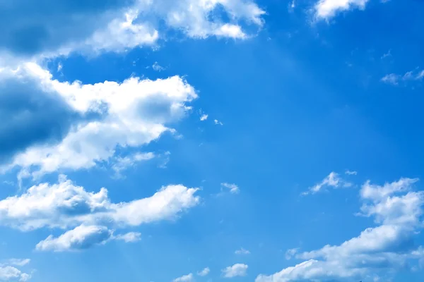 蓝蓝的天空中的抽象云 — 图库照片