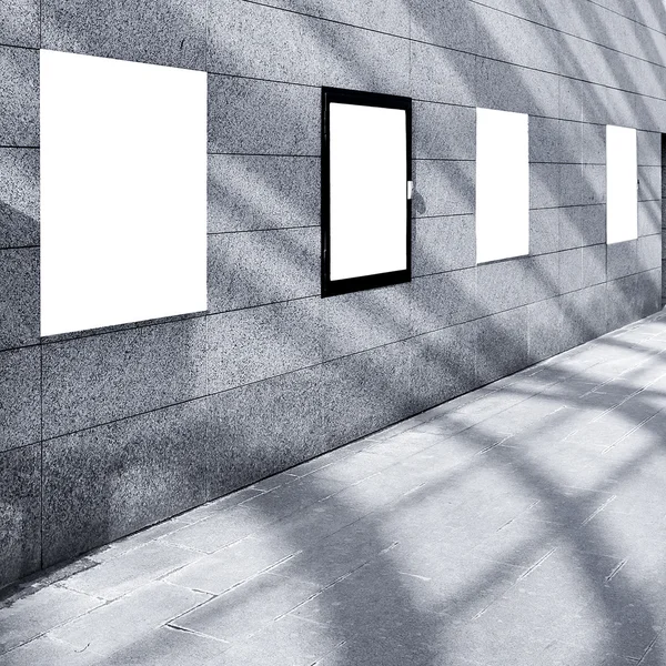 Beyaz posterlerini açmaları ile modern Binası — Stok fotoğraf