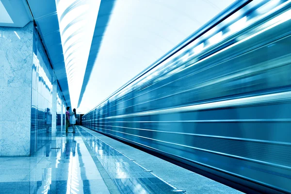 Estação de metro moderna iluminada com movimento de trem — Fotografia de Stock