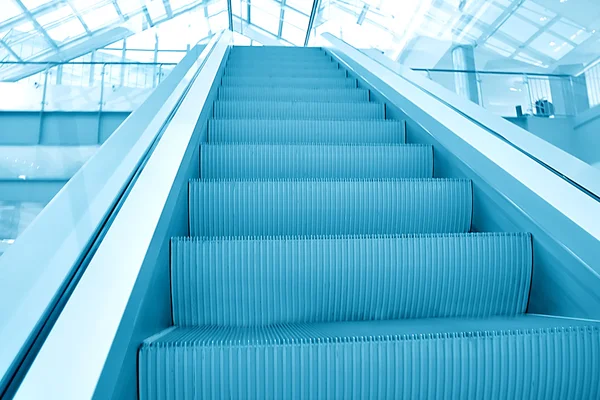 Snabbt rörliga rulltrappa av motion — Stockfoto