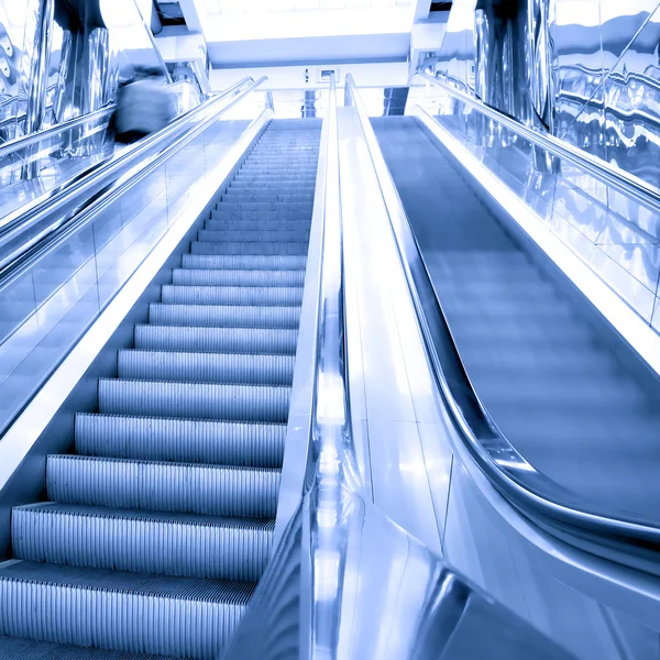 Movendo escada rolante no aeroporto — Fotografia de Stock