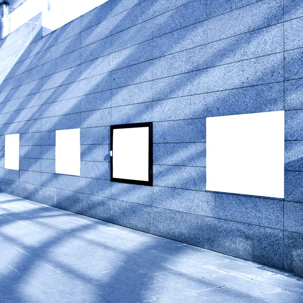 Moderne Halle mit weißen Plakaten — Stockfoto