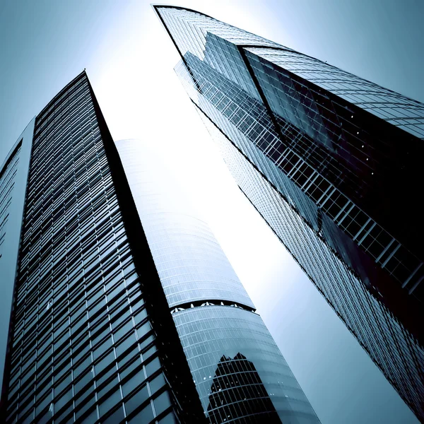 Modernos arranha-céus de vidro à noite — Fotografia de Stock