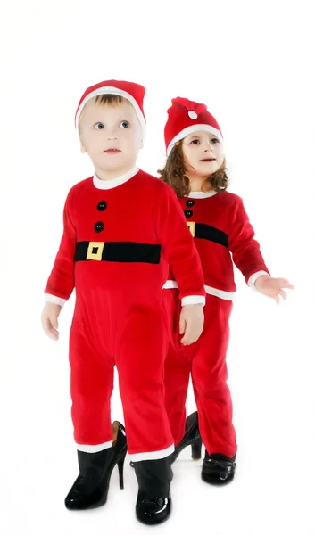 白で隔離されるクリスマス制服を着た小さな子供たち笑みを浮かべてください。 — ストック写真