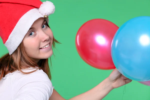 Niedliches junges Mädchen mit Weihnachtskugeln — Stockfoto