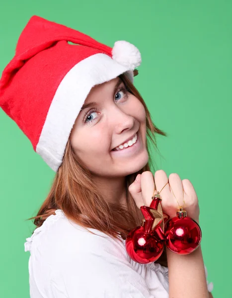 Söt ung tjej med julgranskulor — Stockfoto