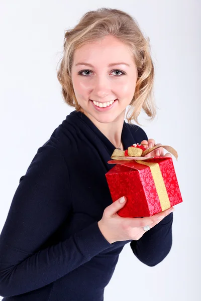 Attraente ragazza con Natale vivido presenta — Foto Stock