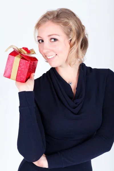 Attrayant jeune fille avec des cadeaux vifs de Noël — Photo