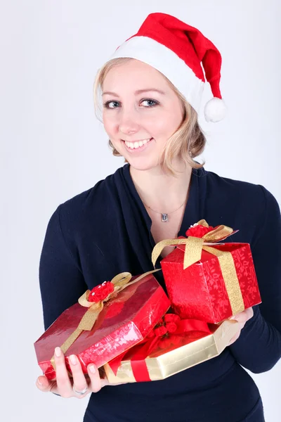 Привлекательная молодая девушка с яркими рождественскими подарками — стоковое фото