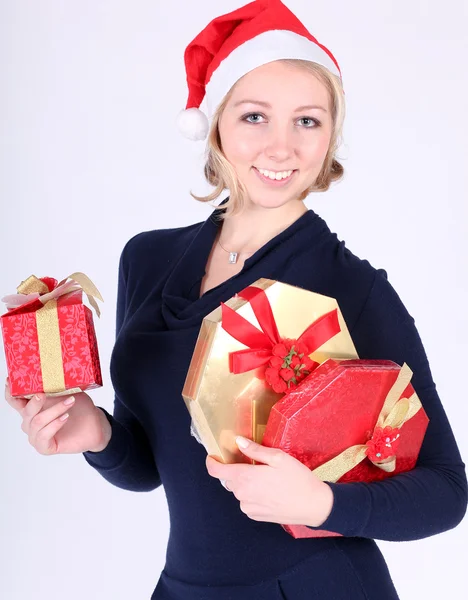 Muchacha joven atractiva con regalos vívidos de Navidad — Foto de Stock