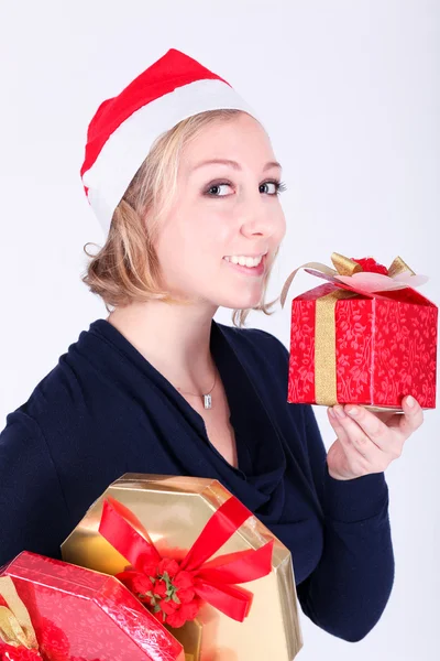 Attrayant jeune fille avec des cadeaux vifs de Noël — Photo