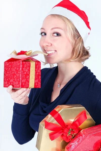 Muchacha joven atractiva con regalos vívidos de Navidad — Foto de Stock
