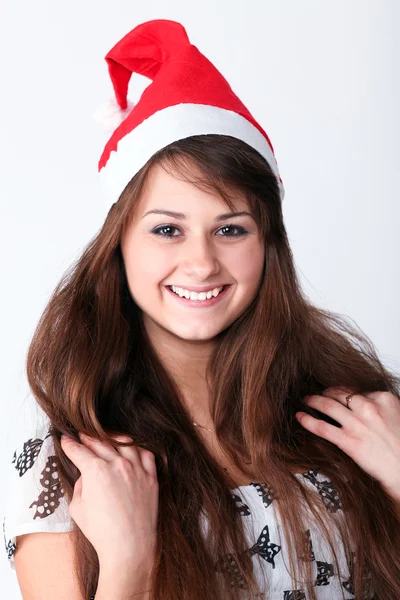Привлекательная молодая девушка с яркими рождественскими подарками — стоковое фото