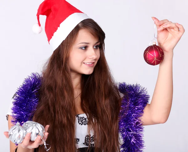 有吸引力的年轻女孩与圣诞节生动地介绍了 — 图库照片