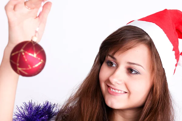 Attraktiv ung flicka med julen levande presenterar — Stockfoto
