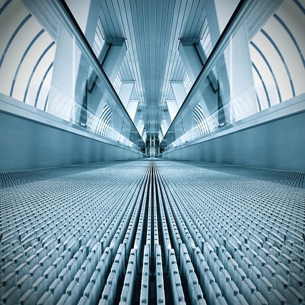 Modrá moderní eskalátor v obchodním centru — Stock fotografie