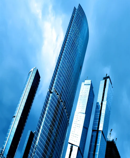 Blå höga glas modern byggnad skyskrapor — Stockfoto