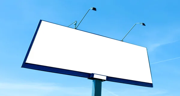 Άδειο κενό πινακίδα πάνω από φωτεινό μπλε ουρανό — Φωτογραφία Αρχείου