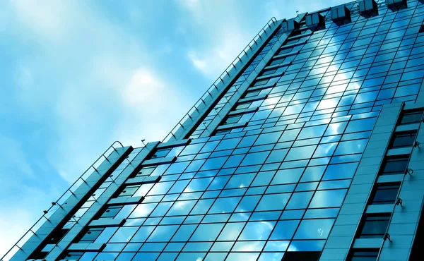 Blauwe glazen wand van luxehotel — Stockfoto