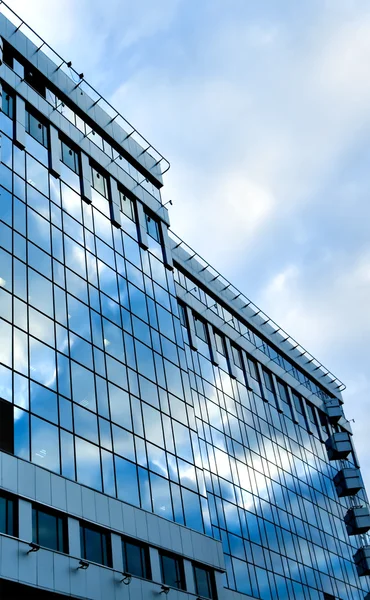Vackra moln speglar i glasväggen i skyskrapa — Stockfoto