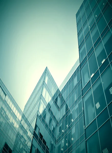 Wolkenkratzer aus Glas bei Nacht — Stockfoto