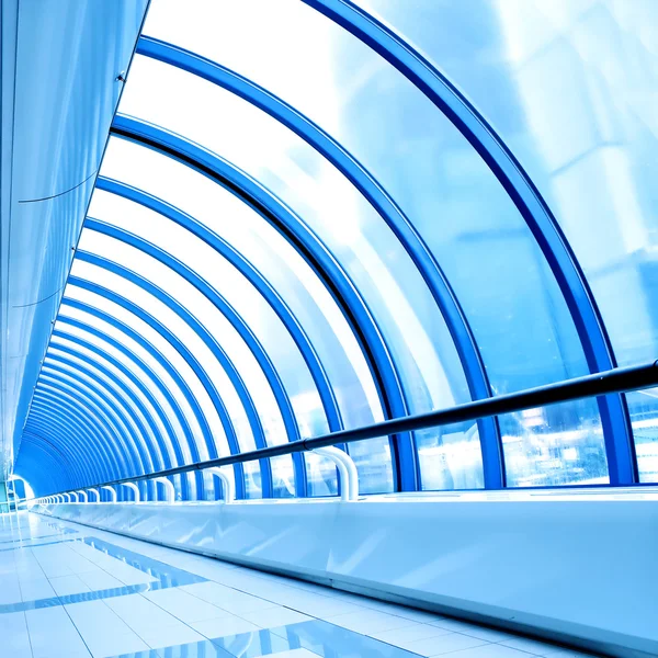 Glas ren tunnel med böjd vägg — Stockfoto